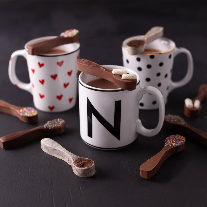 caneca de porcelana com colheres de chocolate